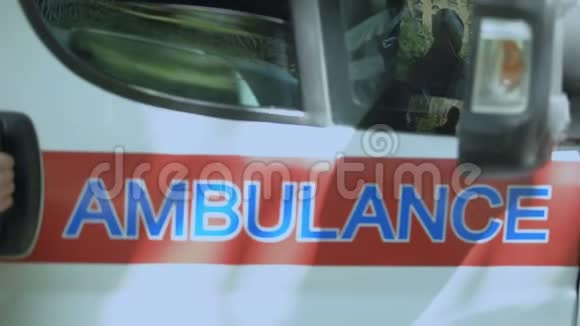 女性护理人员进入救护车专业人员紧急呼叫视频的预览图