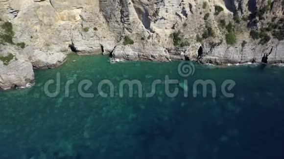 黑山亚得里亚海蔚蓝海岸的鸟瞰图4k内有翡翠般透明的水岩石和悬崖视频的预览图