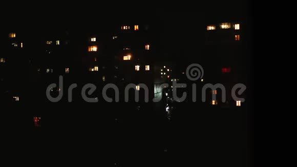 在一栋多层建筑的窗户里夜晚的时光流逝城市生活视频的预览图