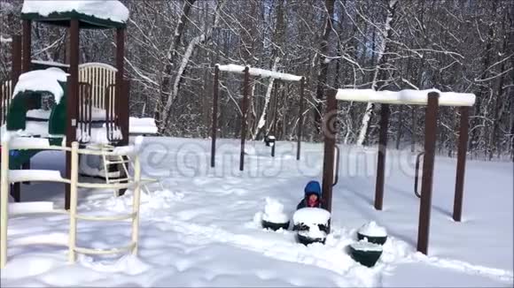 两个孩子在城市操场上玩大雪视频的预览图