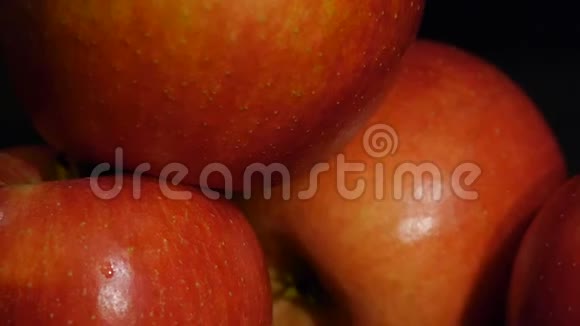 在黑色背景上分离出多汁的红苹果快关门好吃的水果视频的预览图