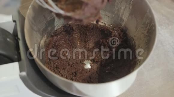 厨师把牛奶倒在巧克力面团上视频的预览图