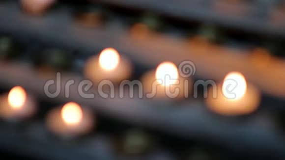 蜡烛在祭坛附近燃烧视频的预览图
