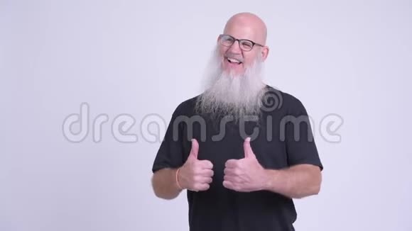 快乐的成熟秃头男人一边竖起大拇指一边兴奋视频的预览图