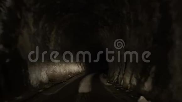 开着一辆车穿过黑暗废弃的幽闭地下隧道开着一辆真正的隧道在路上视频的预览图