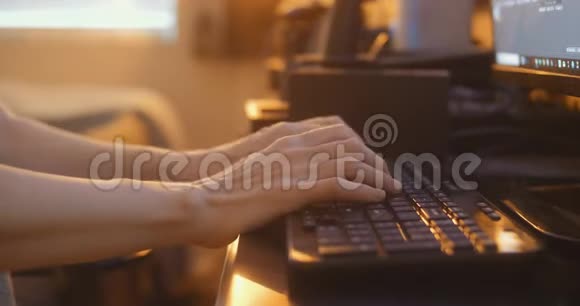 女人手在键盘上打字视频的预览图