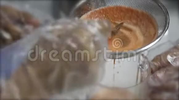 人们把可乐里的果汁过滤成水罐视频的预览图