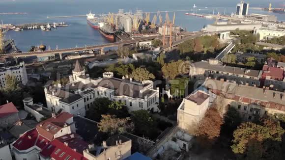 晴朗夏日无人驾驶飞机鸟瞰敖德萨市和海港视频的预览图