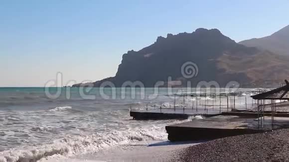 克里米亚秋季的Koktebel空卵石海滩视频的预览图