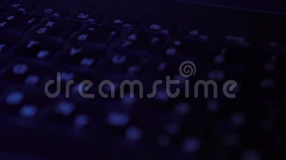 笔记本电脑特写键盘犹豫键入文字按钮特写视频的预览图