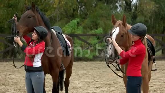 两个女人准备在农场骑马视频的预览图