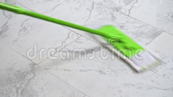 女用绿色微纤拖把清洁白色地板视频的预览图