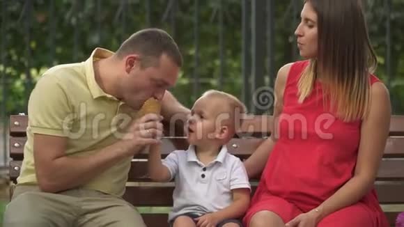 小儿子在公园里给爸爸吃冰淇淋视频的预览图