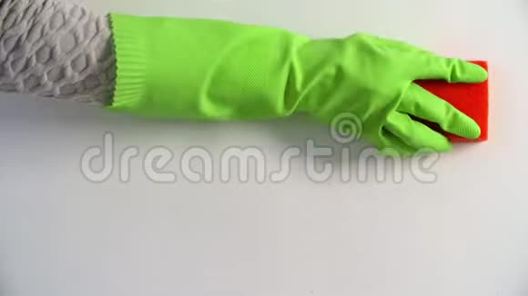 绿色手套的顶部是红色海绵清洁表面视频的预览图