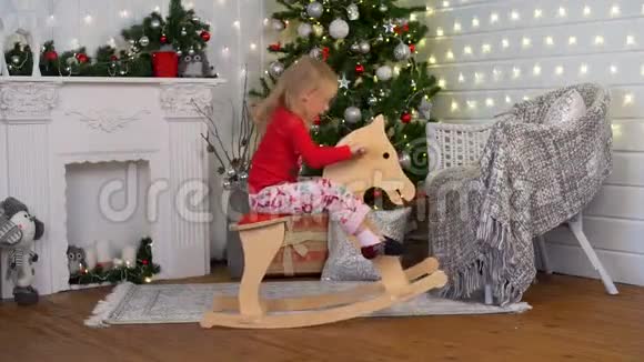 骑玩具马的小女孩视频的预览图