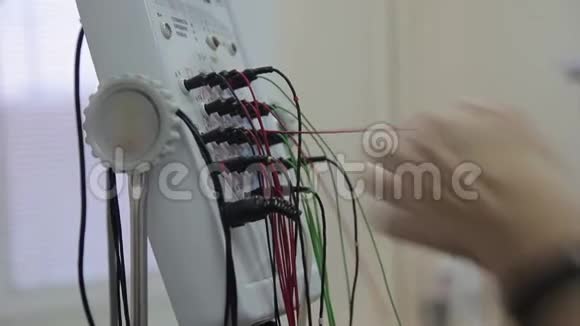 医生用电线将电子传感器连接到病人头上进步医疗技术视频的预览图