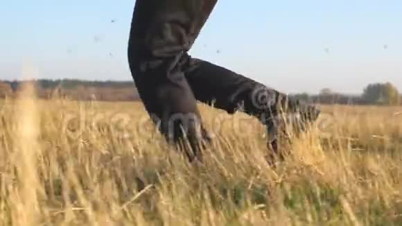 穿着黑色靴子的士兵跨过田野踩在干草上男运动员正在训练和锻炼视频的预览图