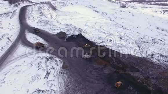 煤矿自卸卡车运载岩石和煤炭视频的预览图