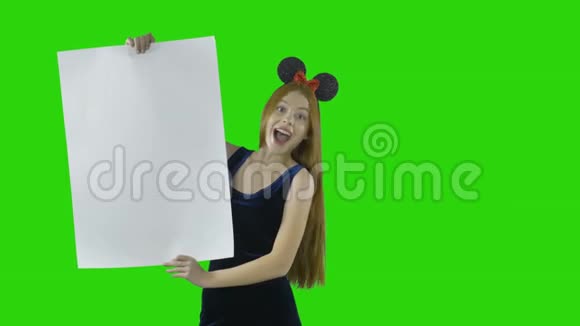 穿着绿色背景海报的女人视频的预览图