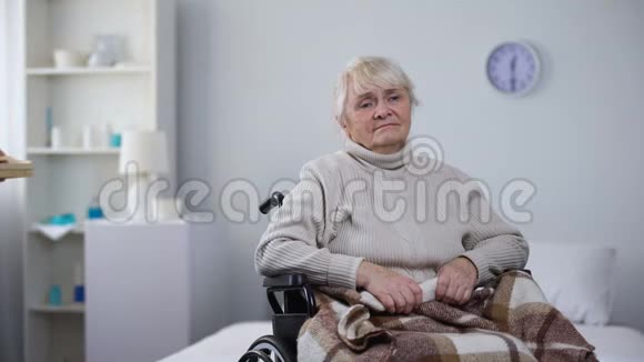护士为老年残疾妇女提供无食欲的饮食晚餐并提供护理视频的预览图