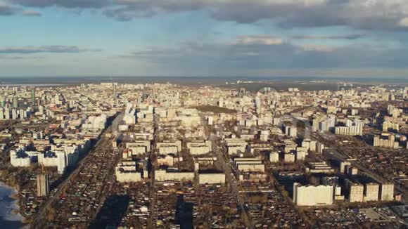 阳光明媚的欧洲城市鸟瞰图视频的预览图