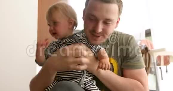可爱的孩子在微笑的父亲手中视频的预览图
