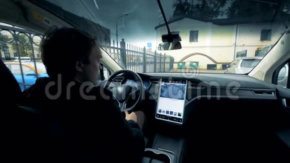 从车里看到一个男人在车里开车视频的预览图