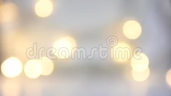圣诞新年录像背景白色上闪烁着美丽的金色花环视频的预览图