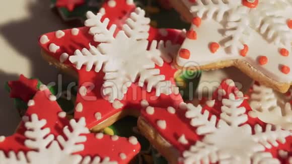桌子4k上各种圣诞甜点的特写盘子里的圣诞饼干作为寒假的一部分视频的预览图