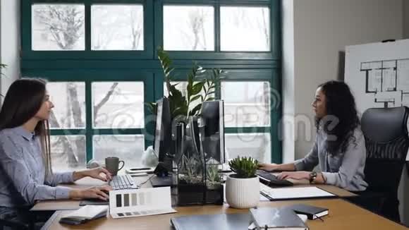 商业女性在建筑师办公室的电脑上打字视频的预览图