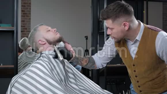 刮胡子理发店理发师理发时理发师把胡子修剪整齐视频的预览图
