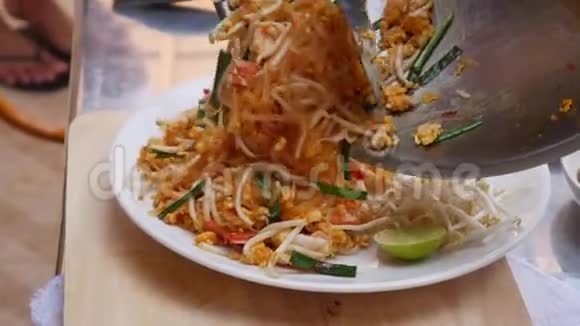 库克把带虾的面条放在盘子里一步一步的烹饪垫泰国菜泰国菜特写镜头4k视频的预览图