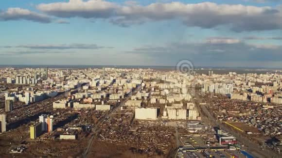 阳光明媚的欧洲城市鸟瞰图视频的预览图