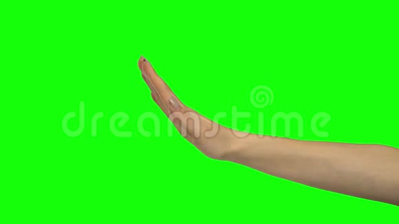 女人的手臂在手势停止绿色屏幕关门视频的预览图