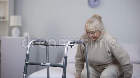 带行走架的老年妇女创伤后使用医疗设备视频的预览图