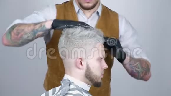 湿发型男人关闭理发师理发男头理发师做男性发型视频的预览图