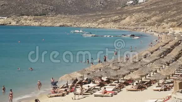 靠近希腊米科诺斯岛上受欢迎的埃利亚海滩视频的预览图