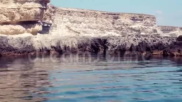 沿着海岸线和岩石的船之旅视频的预览图