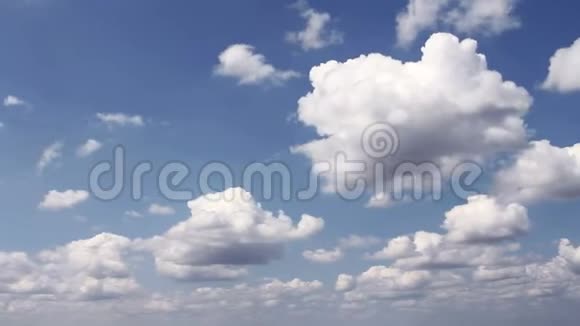白云在天空中移动视频的预览图