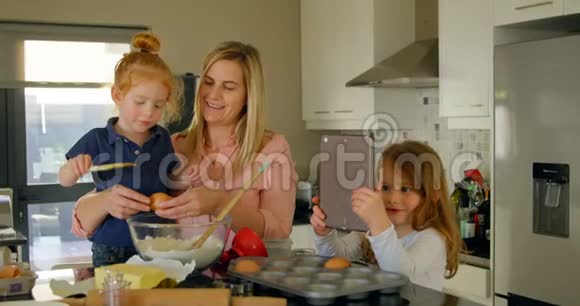 妈妈教女儿在烤鸡蛋的时候打碎鸡蛋视频的预览图