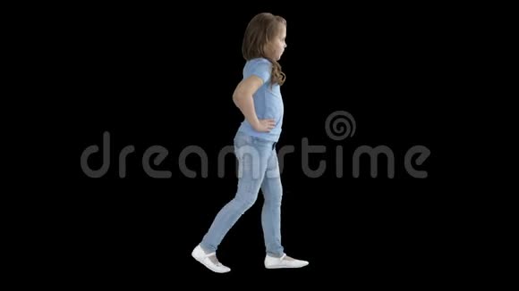 穿着便服走路的小女孩阿尔法频道视频的预览图