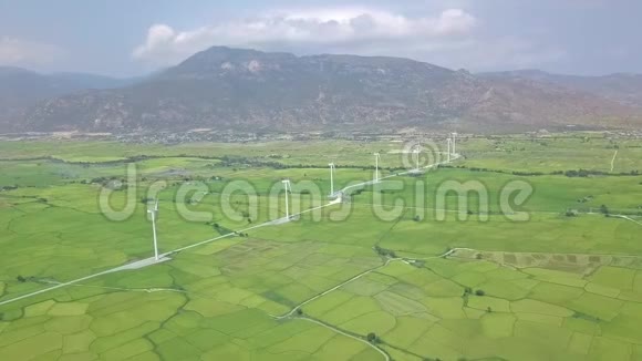 农田空中景观风力发电机来自飞行无人机的风力涡轮机景观绿色技术视频的预览图