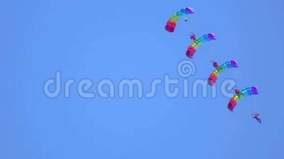 滑翔伞表演视频的预览图