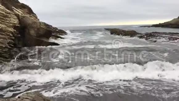 蒙大拿德奥罗州立公园海浪突破海滩视频的预览图