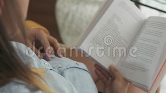 孕妇坐在椅子上看书视频的预览图
