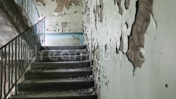 楼梯在一座废弃的建筑里贫民区的半毁建筑物几乎崩溃了城市街区被毁了视频的预览图
