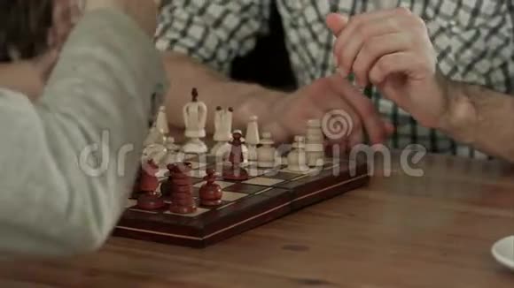 两个人下棋视频的预览图