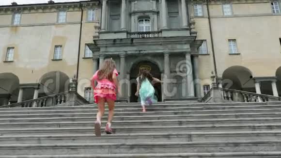 奥罗帕比利亚意大利2018年7月7日两个女孩跑上楼奥罗帕神社保护区圣莫特德拉贝塔视频的预览图