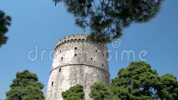 希腊塞萨洛尼基的白塔从下面侧移视频的预览图