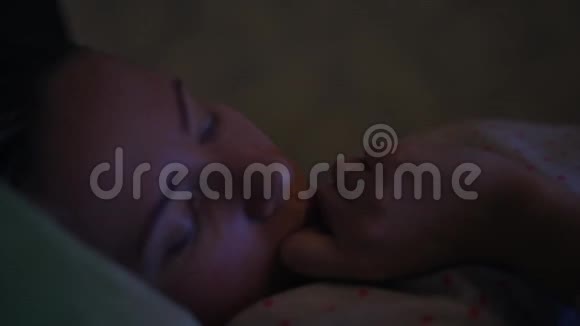 一个躺在床上看电影的女孩视频的预览图